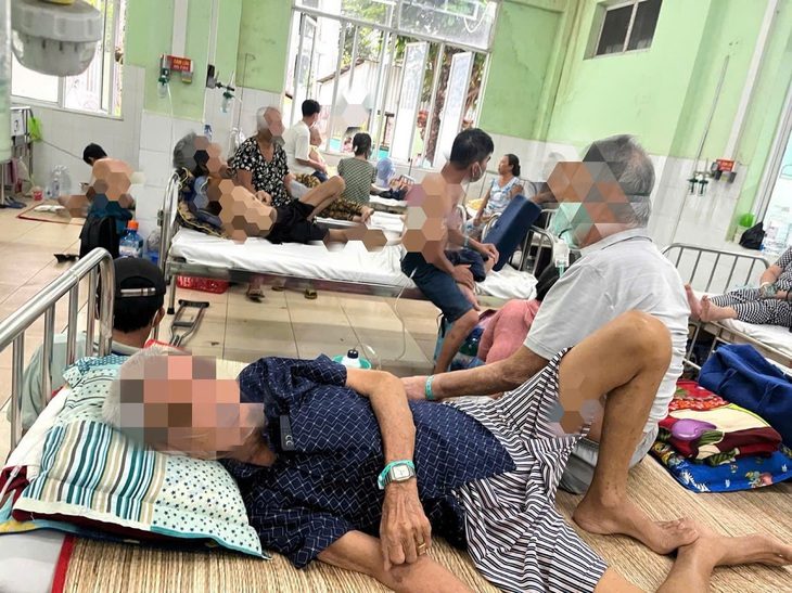 hinh-pnt-1732859327871425471026 Bệnh nhân cấp cứu vào BV Phạm Ngọc Thạch phải nằm dưới sàn truyền dịch, Sở Y tế TP.HCM chỉ đạo gì? - Ảnh 1.