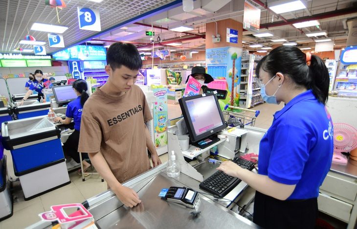 Người dân đã quen dần với việc thanh toán bằng thẻ tín dụng - Ảnh: QUANG ĐỊNH Nhiều người có trong ví cả chục chiếc thẻ ở nhiều ngân hàng mà không xài đến - Ảnh minh họa: QUANG ĐỊNH